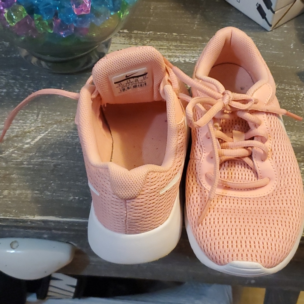 Nike - Picture 2 of 4